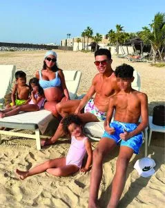 Cristiano Ronaldo in attesa di un altro record: a primavera Georgina metterà al mondo due gemelli Cristiano Ronaldo in attesa di un altro record: a primavera Georgina metterà al mondo due gemelli