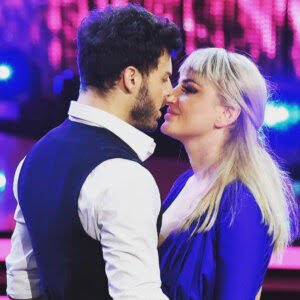 Arisa e Vito Coppola, a sentir loro l'amore non sboccia ma la complicità sì Il famoso bacio tra Arisa e Vito Coppola