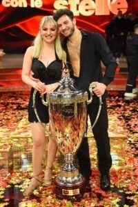 Vito Coppola e Arisa con il trofeo di Ballando con le Stelle