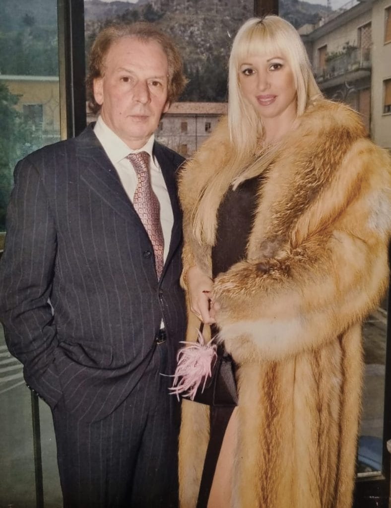 Azora Rais e Giuseppe Donato raccontano in un libro 'L'Italia dei bluff' La cruda e semplice verità sui disastri economici dell’Italia, raccontata da Azora Rais e Giuseppe Donato.