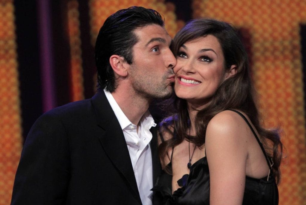 Alena Seredova: «Ho sofferto come Ilary e Belen, ma ho preferito star male senza dire una parola per salvare la mia famiglia» Alena Seredova si toglie qualche sassolino dalla scarpa sul suo difficile passato con l'ex marito Gigi Buffon: per lei, che ha sofferto come Ilary e Belen per questioni legate a presunti tradimenti dei rispettivi compagni, alle volte è meglio tacere.