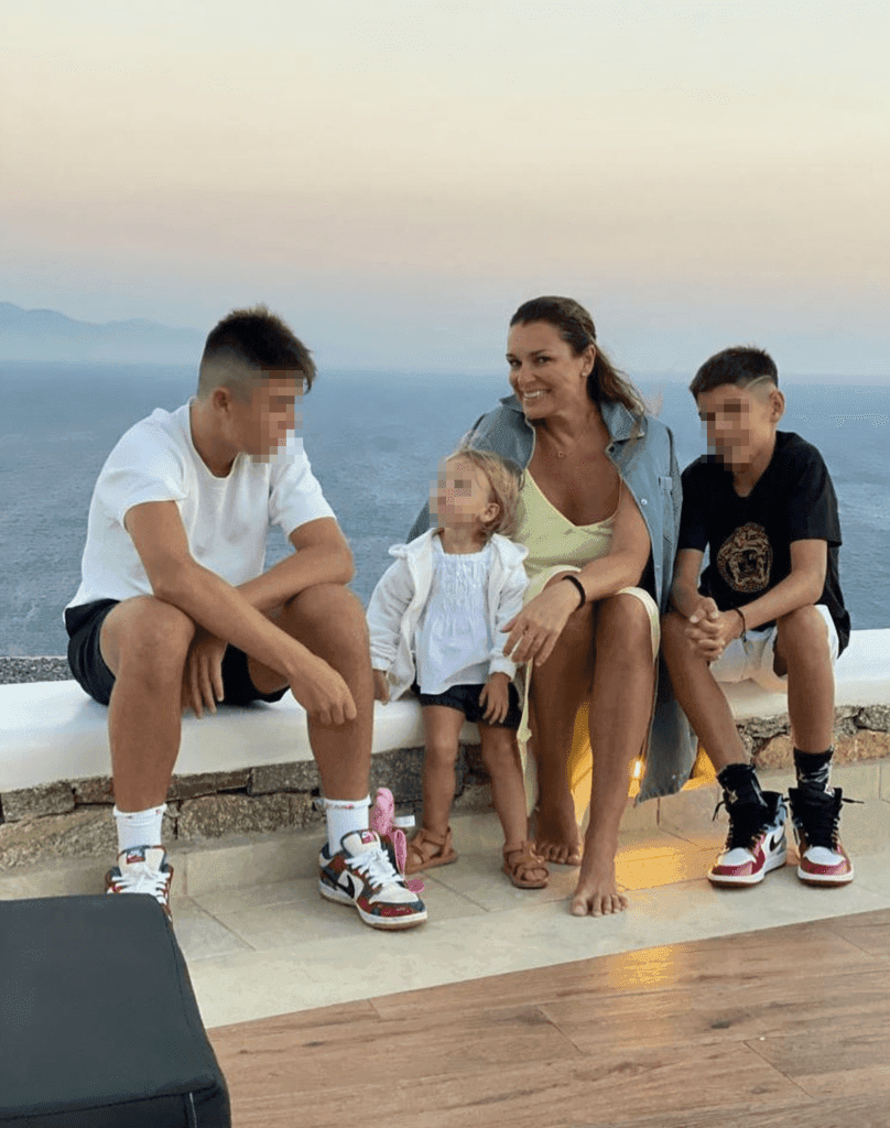 Alena Seredova: «Ho sofferto come Ilary e Belen, ma ho preferito star male senza dire una parola per salvare la mia famiglia» seredova con i figli che ha avuto da buffon