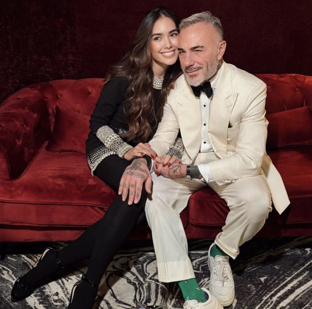 gianluca vacchi (56 anni) e sharon fonseca (26 anni) si stanno godendo le loro vacanze estive insieme alla loro piccola blu jerusalema che ha compiuto 3 anni