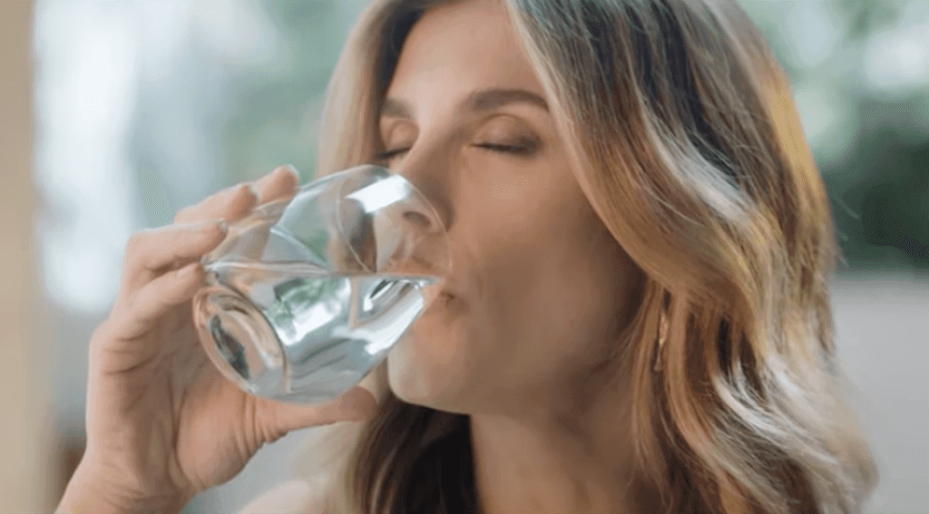 il primo segreto di elisabetta canalis è bere tanta acquapng