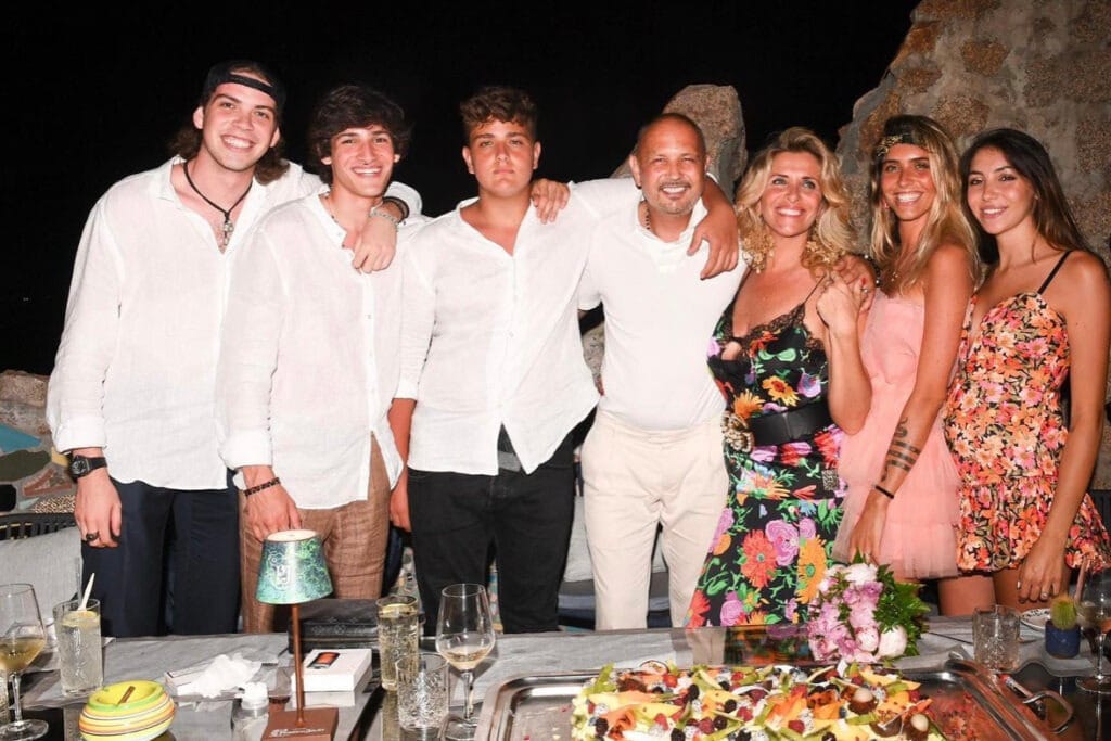 Arianna Mihajlovic non si dà pace: «Senza di te Sinisa sopravvivo, ma sono troppe le cose che non ti ho detto» arianna e sinisa, la prima figlia viktorija, virginia (classe 1998) e i tre maschi di casa, miroslav (2000), dusan (2002) e nicholas (2004)