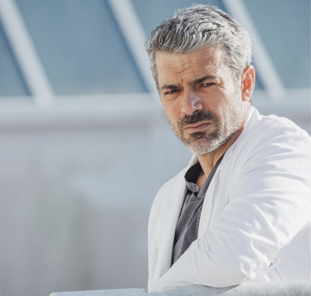 Luca Argentero felice: se nella fiction cura i malati, nella vita di tutti i giorni vuole solo Cristina. «Amore mio, sono solo nelle tue mani» luca argentero nei panni del dottor andrea fanti in doc nelle tue mani questa potrebbe essere l'ultima stagione