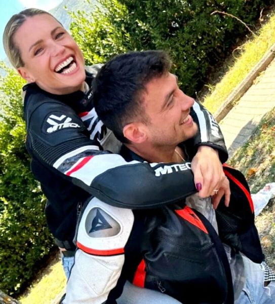 È Alessandro Carollo il terzo grande amore nella vita di Michelle Hunziker. Lei innamorata, lui travolto: «Sei esplosa nella mia vita come un tuono» michelle hunziker e alessandro carollo, un amore che... va di corsa