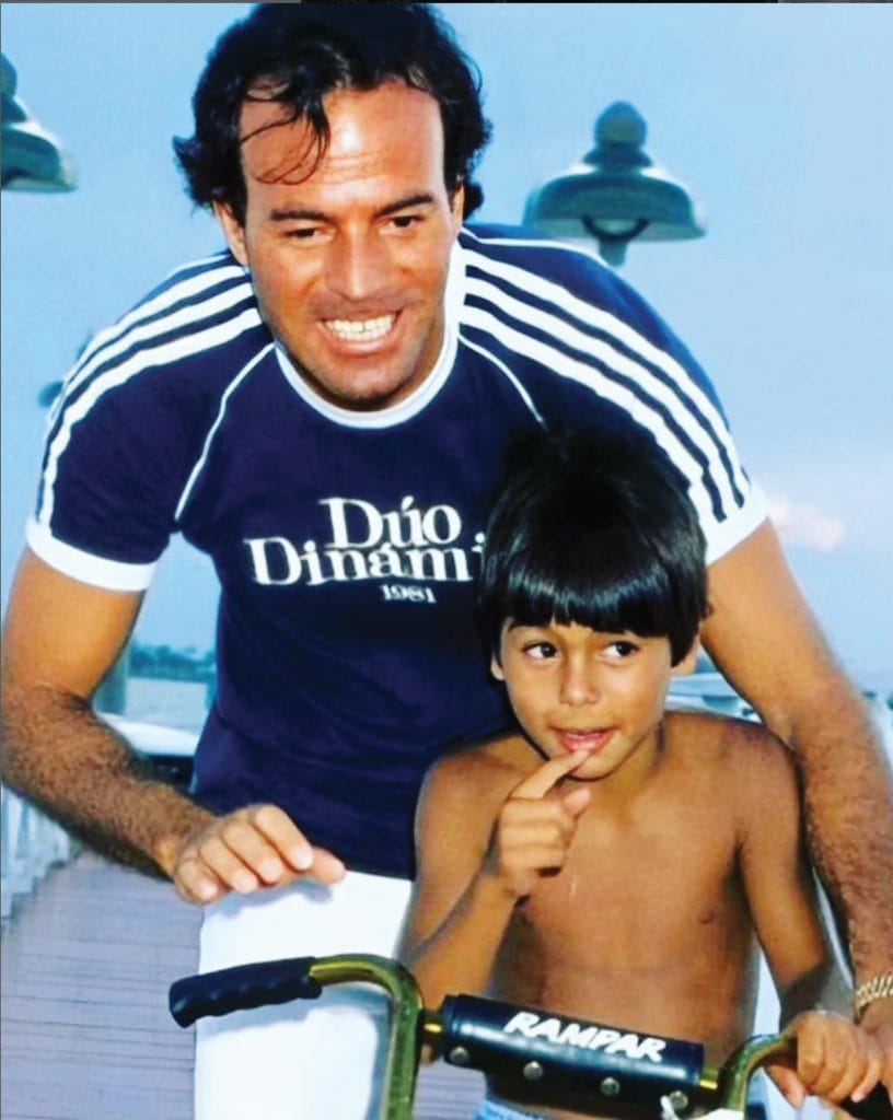 uno scatto di julio junior con il papà julio iglesias