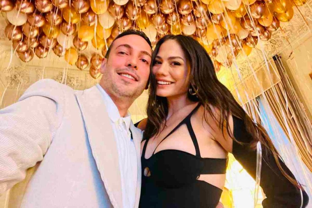 Le serie tv che arrivano dalla Turchia conquistano i cuori con storie romantiche, ma anche i loro protagonisti scaldano il gossip con amori, crisi e divorzi demet Özdemir e oguzhan koc hanno divorziato dopo otto mesi di nozze