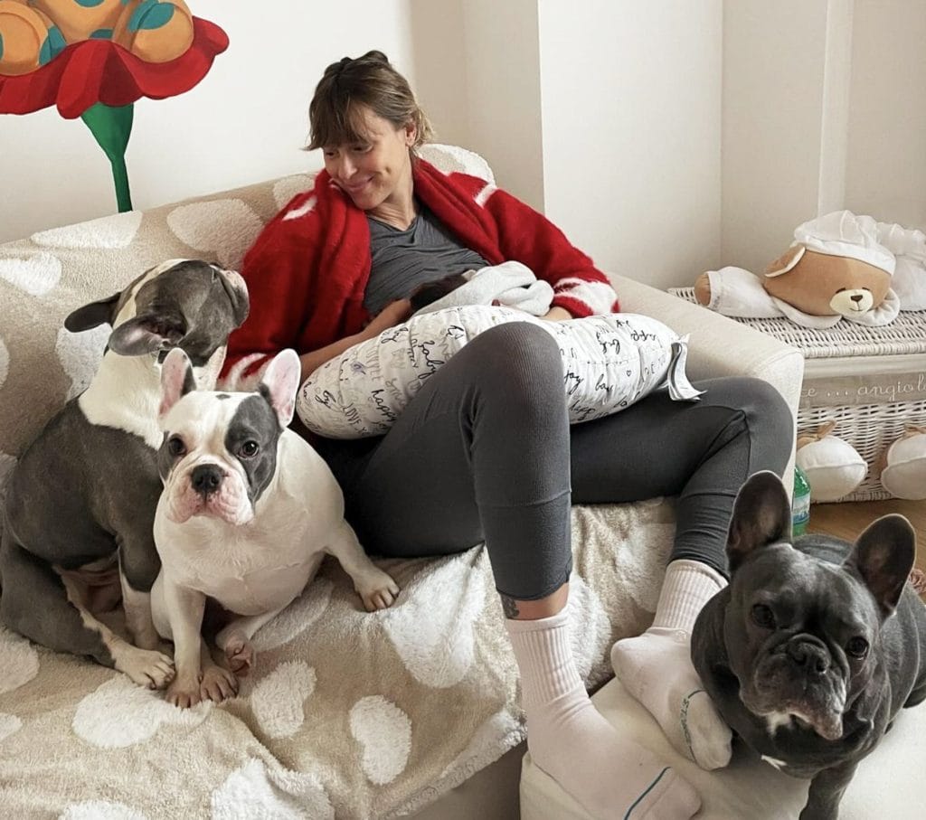 federica pellegrini con i suoi bulldog francesi, perfette e dolcissime guardie del corpo di matilde