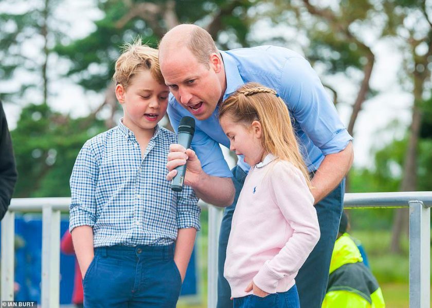 Il principe George cresce e Kate e William fanno di tutto per non fargli pesare i suoi doveri reali: una scuola non troppo rigida e poche regole sono le ricette per non farlo star male il primo approccio di george ai doveri di un erede al trono è comunque positivo