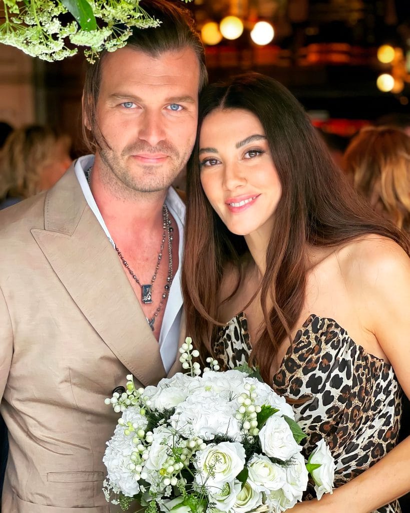 Le serie tv che arrivano dalla Turchia conquistano i cuori con storie romantiche, ma anche i loro protagonisti scaldano il gossip con amori, crisi e divorzi kıvanç tatlıtuğ è sposato con la stilista başak dizer