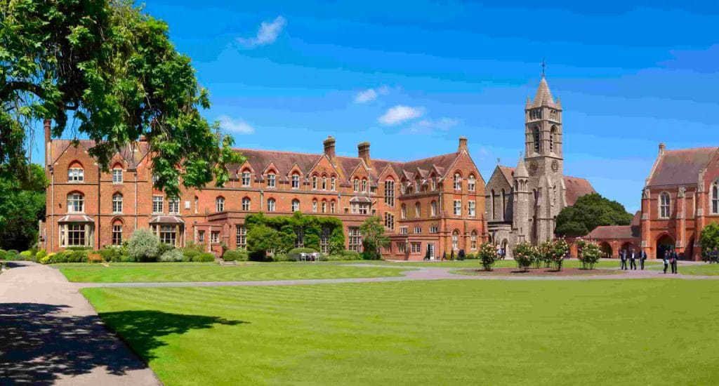 Il principe George cresce e Kate e William fanno di tutto per non fargli pesare i suoi doveri reali: una scuola non troppo rigida e poche regole sono le ricette per non farlo star male la st. edward school di oxford ha regole rigidissime contro il bullismo