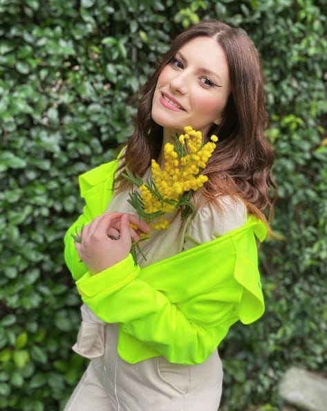 8 marzo, la Giornata Internazionale della Donna: il significato di una data simbolica per una battaglia da portare avanti tutti i giorni. «Affinché il mondo diventi a colori per tutte le Donne» laura pausini con un mazzetto di mimose, il fiore simbolo dell'8 marzo