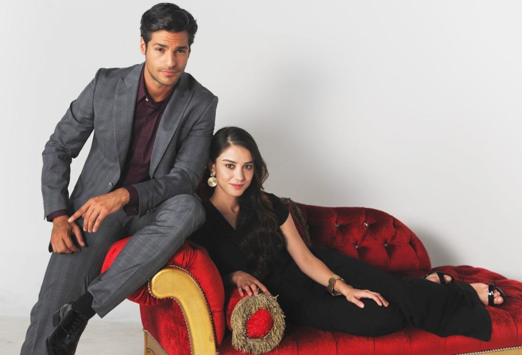 Le serie tv che arrivano dalla Turchia conquistano i cuori con storie romantiche, ma anche i loro protagonisti scaldano il gossip con amori, crisi e divorzi Özge gürel e serkan Çayoğlu in cherry season