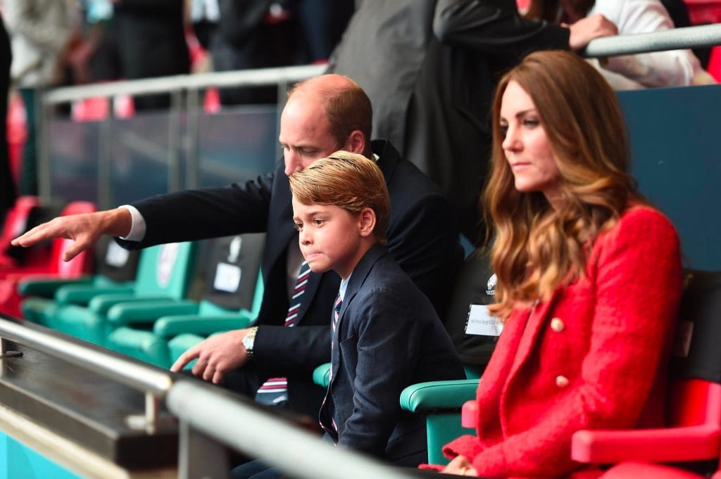 Il principe George cresce e Kate e William fanno di tutto per non fargli pesare i suoi doveri reali: una scuola non troppo rigida e poche regole sono le ricette per non farlo star male papà william e mamma kate vogliono proteggere il piccolo george dall'impatto delle dure regole reali