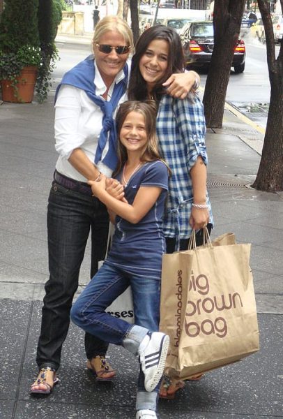 La favola di Ultimo non finisce mai: il Peter Pan della musica è diventato grande per merito della sua Jacqueline Luna. E sul palco del suo concerto romano bacia il pancino della Di Giacomo e annuncia che presto diventerà papà una rarissima foto di jacqueline e rebecca insieme a mamma heather parisi