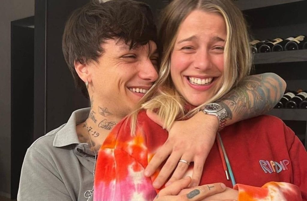 La favola di Ultimo non finisce mai: il Peter Pan della musica è diventato grande per merito della sua Jacqueline Luna. E sul palco del suo concerto romano bacia il pancino della Di Giacomo e annuncia che presto diventerà papà una storia d'amore iniziata grazie... a una giacca!