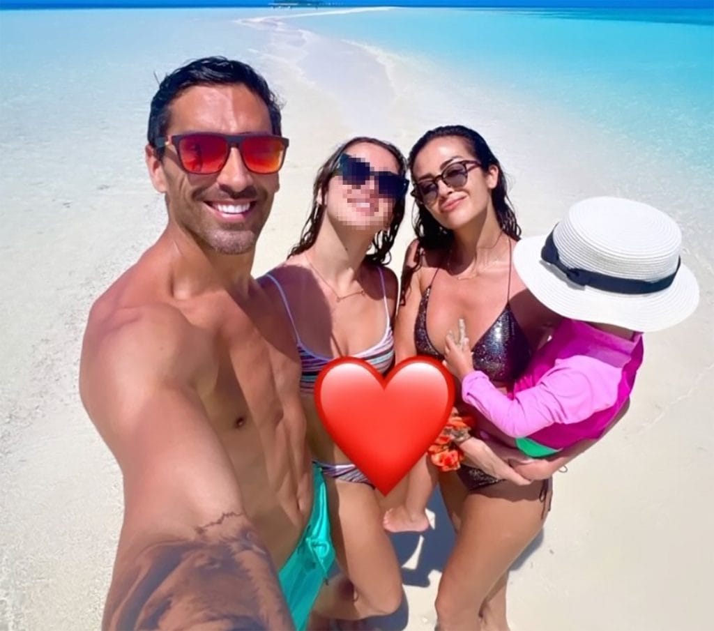 filippo magnini e giorgia palmas con mia, 4 anni, e sofia, 15, figlia della ex velina