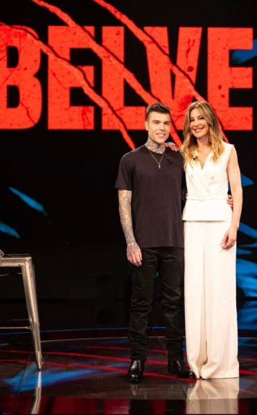 Fedez e la crisi con Chiara Ferragni: «Sono stati tre anni durissimi: con la mia malattia, la depressione e il caso Pandoro non abbiamo retto. Ma Chiara rimarrà la madre dei miei figli e la donna più importante della mia vita» Fedez Belve