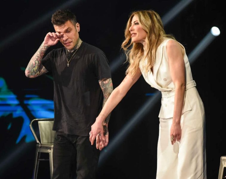 Fedez e la crisi con Chiara Ferragni: «Sono stati tre anni durissimi: con la mia malattia, la depressione e il caso Pandoro non abbiamo retto. Ma Chiara rimarrà la madre dei miei figli e la donna più importante della mia vita» più volte francesca fagnani a consolato fedez e una volta ha anche interrotto per qualche minuto l'intervista