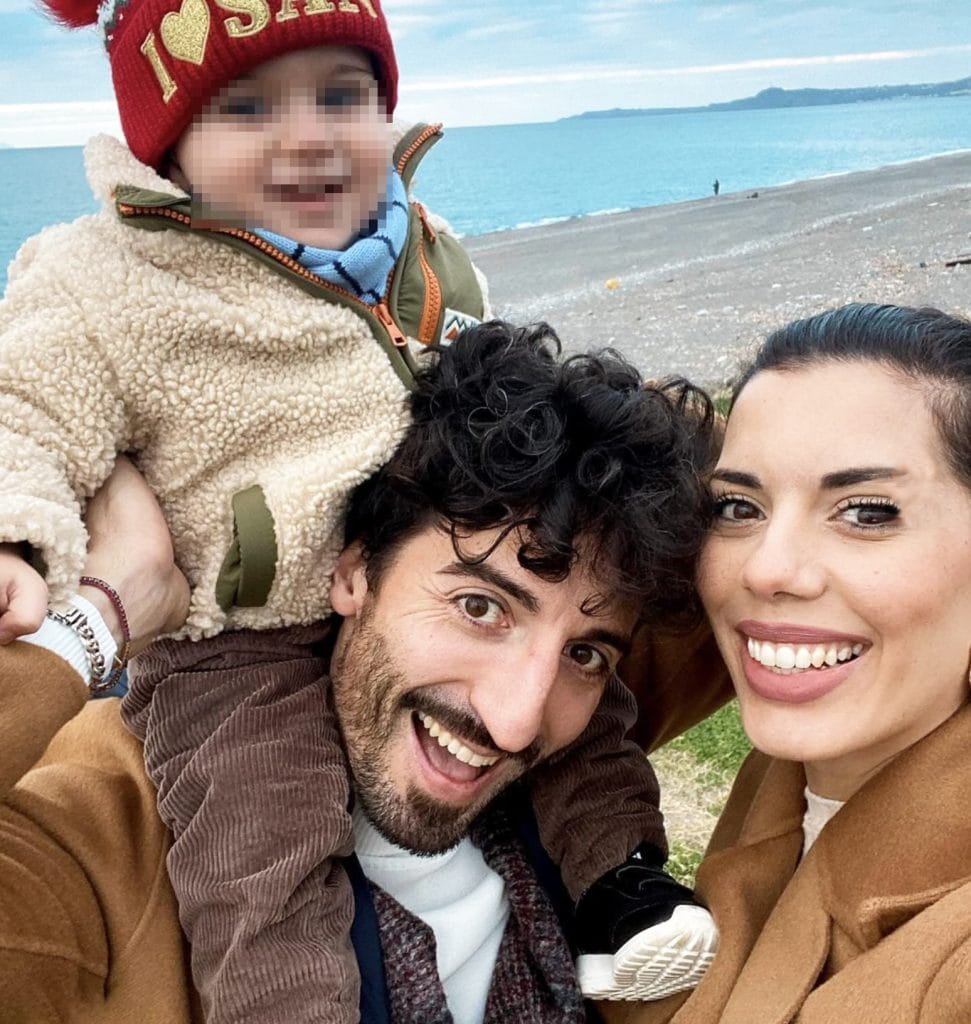 Samuel Peron lascia Ballando e vola sull'Isola dei Famosi: dalla Sicilia all'Honduras solo e sempre mare con il tifo da casa di Tania Bambaci e del piccolo Leo samuel peron tania bambaci