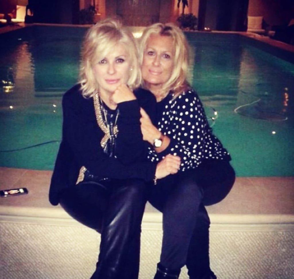 Tina Cipollari presenta Annarita, la sorella maggiore, e racconta la sua infanzia: «Oggi ringrazio quella bambina triste: non sarei la donna determinata e di successo che sono oggi» tina cipollari annarita