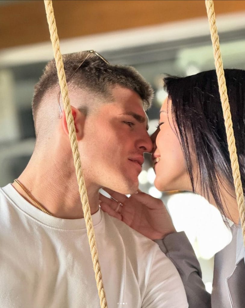 Letizia Petris e Paolo Masella si amano fuori dal Grande Fratello. Lei ha dormito per la prima volta a casa di Paolo e dopo 5 mesi passati insieme 24 ore su 24 non lo vuole lasciare più: «Lo vedo nella mia vita per sempre». una cosa è certa, l'amore da reality di letizia e paolo è diventato realtà