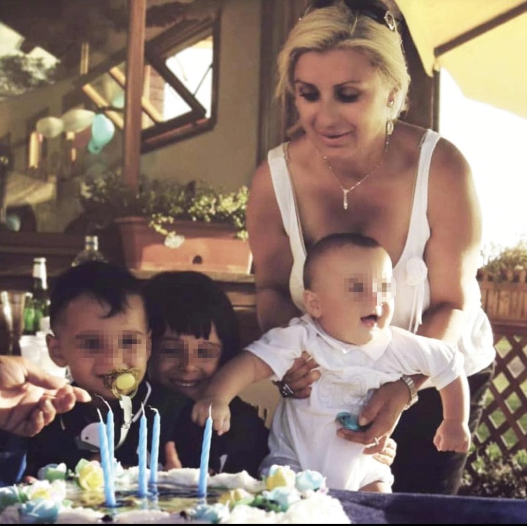 Tina Cipollari presenta Annarita, la sorella maggiore, e racconta la sua infanzia: «Oggi ringrazio quella bambina triste: non sarei la donna determinata e di successo che sono oggi» uno scatto 'epoca' con i tre figli avuti con kikò nalli, matias, francesco e gianluca