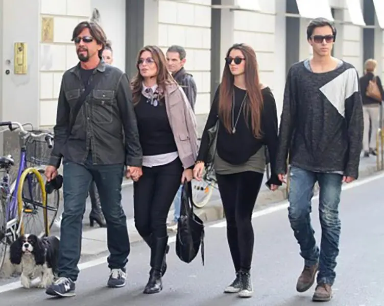 valerio e matilde con i figli rebecca e riccardo in una foto del 2012