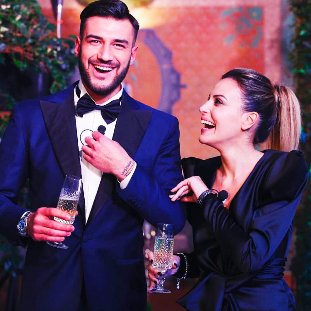 Con un divertente video social Lorenzo Riccardi e Claudia Dionigi raccontano la loro storia d'amore, da Uomini e Donne alla piccola Mavi, con un dolce lieto fine: nel 2024 arrivano le nozze riccardi dionigi scelta