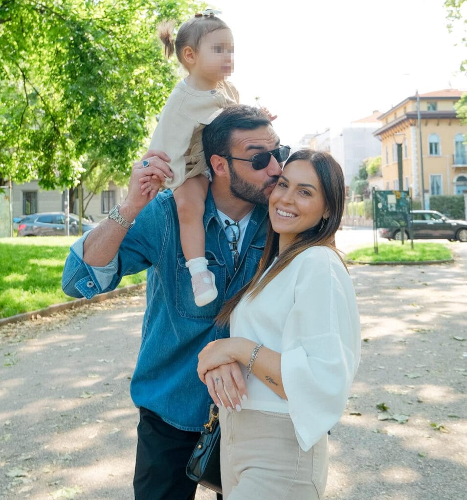 Con un divertente video social Lorenzo Riccardi e Claudia Dionigi raccontano la loro storia d'amore, da Uomini e Donne alla piccola Mavi, con un dolce lieto fine: nel 2024 arrivano le nozze riccardi dionigi figlia