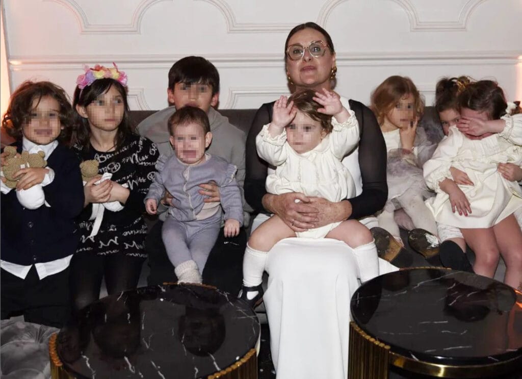 nonna sandra con gli otto cuccioli di casa valli