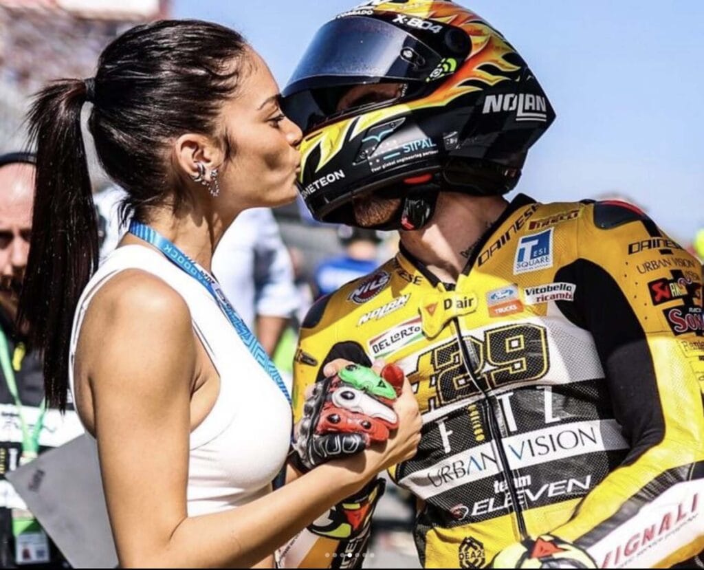 dopo una lunga e dolorosa squalifica andrea iannone è tornato a correre in moto, ed elodie è sempre al suo fianco
