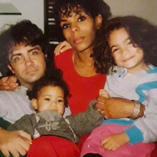 elodie, mamma claudia marthe e la sorellina fey hanno alle spalle un passato difficile