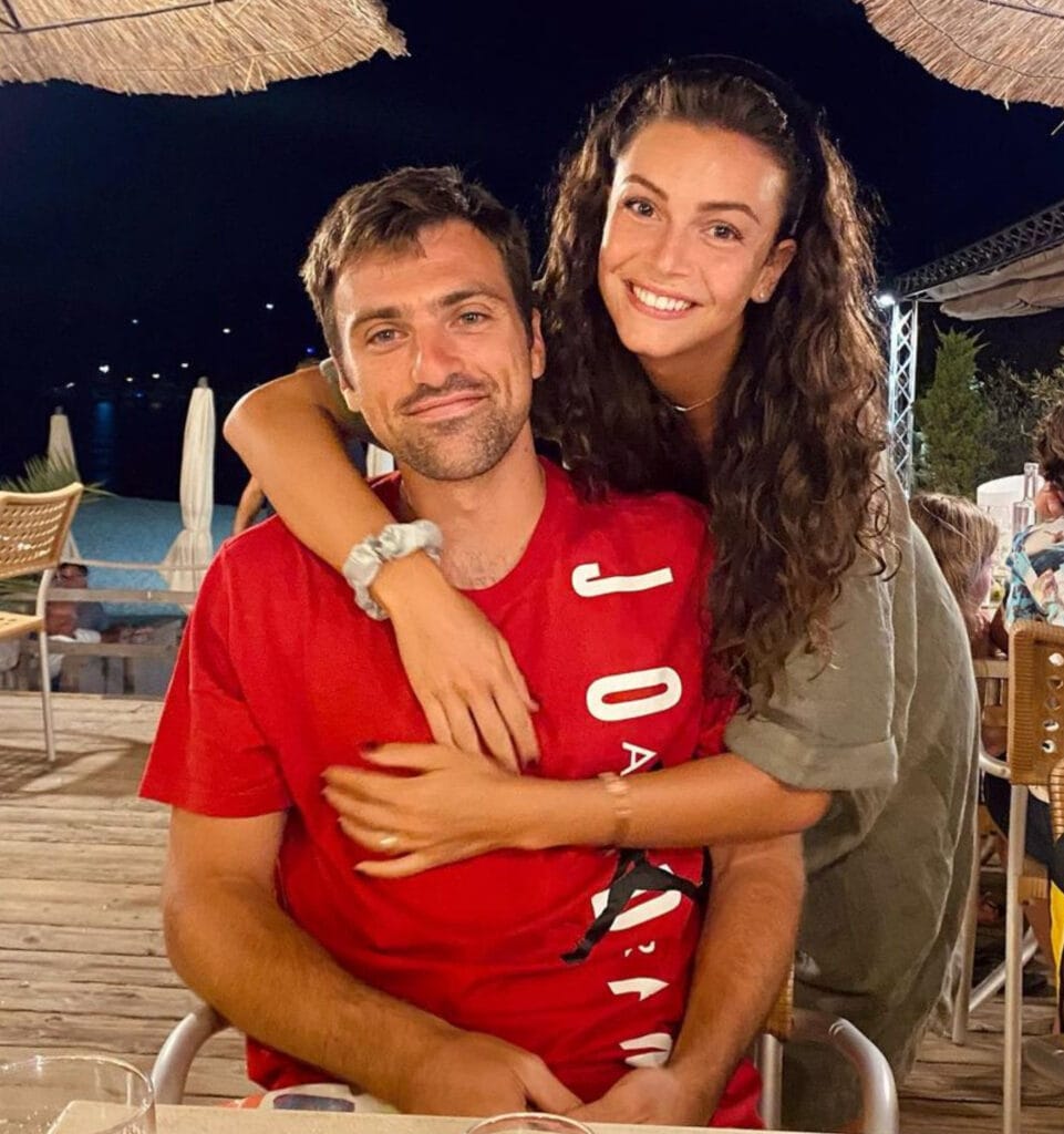 Angelica Baraldi manda alla stampa una lettera per Riccardo Romagnoli: «Con il Grande Fratello abbiamo resistito alle tentazioni, alla stanchezza, alla distanza. Prendendo coraggio vorrei farti una proposta: mi vuoi sposare?» «il grande fratello è stata una prova d'amore, ora mi vuoi sposare », la proposta di angelica baraldi a riccardo