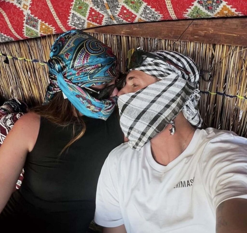 la gita di brando e raffaella nel deserto egiziano