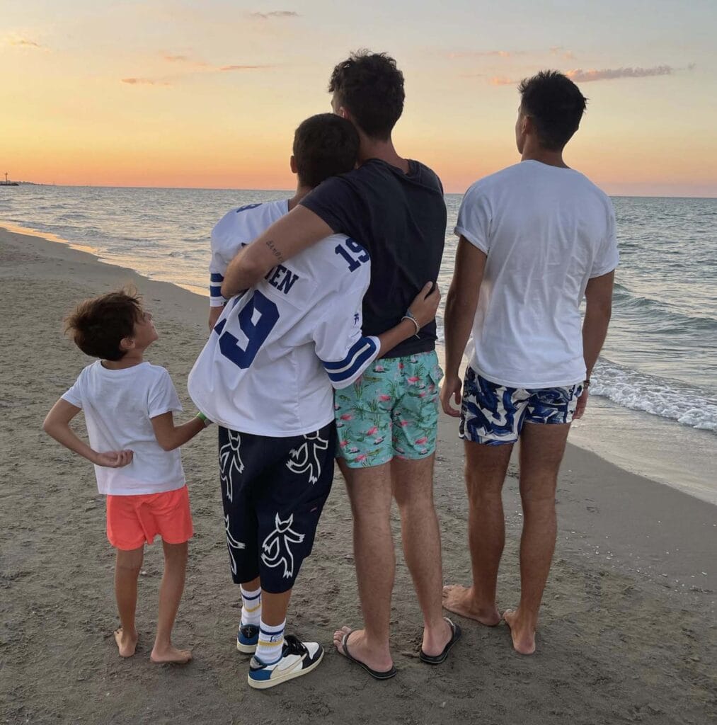 pur avendo come base 3 città diverse i figli di rudy zerbi sono molto legati e stanno spesso inssieme al papà