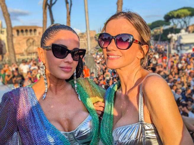 Paola Iezzi racconta la crisi durata 10 anni che l'ha divisa dalla sorella: «Chiara aveva deciso la separazione e io l’ho subita, ma dopo tanto tempo siamo riuscite a rimettere insieme i cocci e tornare ad essere Paola & Chiara» 10 anni senza collaborazioni, poi paola & chiara sono tornate a cantare insieme