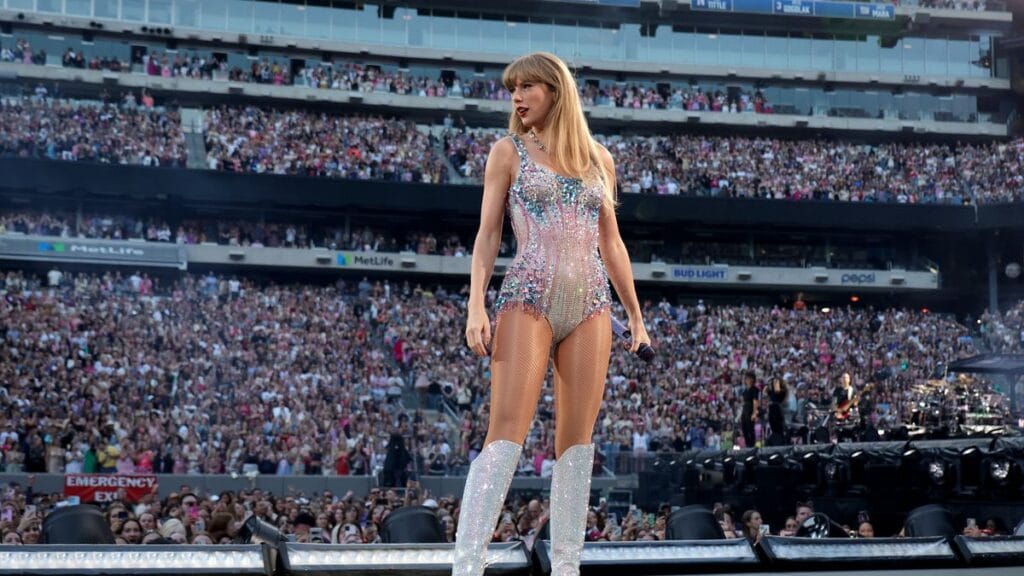 Taylor Swift è pronta a stregare Milano con la sua voce: due concerti incredibili per la cantante più famosa del mondo che alloggia sul Lago di Como con il suo amore Travis Kelce Swifties