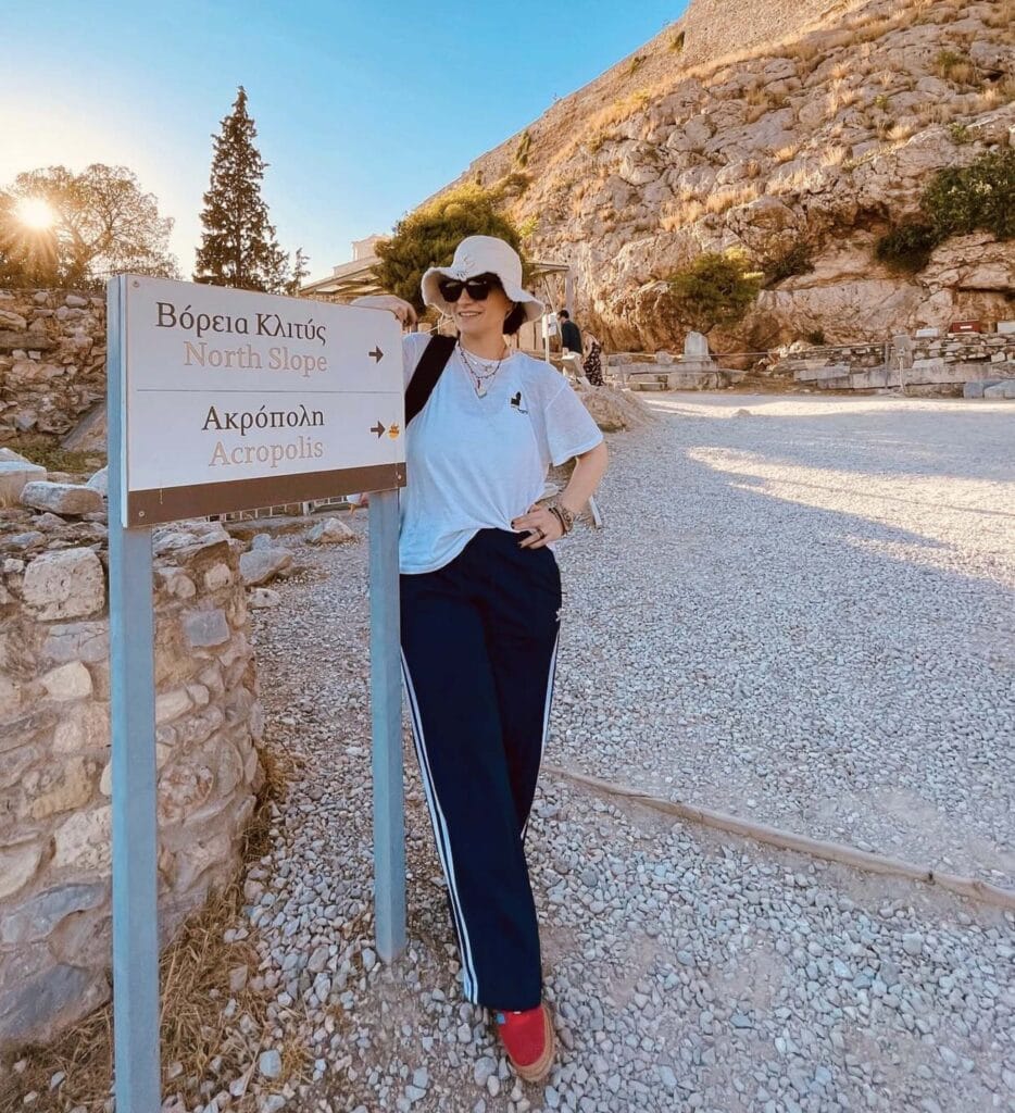 La vacanza in Grecia di Laura Pausini, Paolo Carta e la figlia Paola. A quasi 20 anni dal primo bacio la coppia è ancora travolta dalla passione, dopo tanti rinvii e un matrimonio segretissimo ecco laura pausini in versione turista, pronta ad arrampicarsi sull'acropoli ateniese