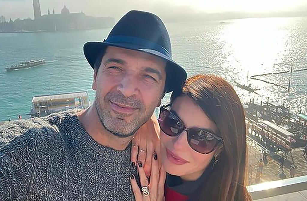 Gigi Buffon e Ilaria D'Amico dopo 10 anni d'amore si sposano: iniziano oggi i due giorni di festa, con il rito civile sulle colline di Lucca e un ricevimento in riva al mare buffon d'amico nozze