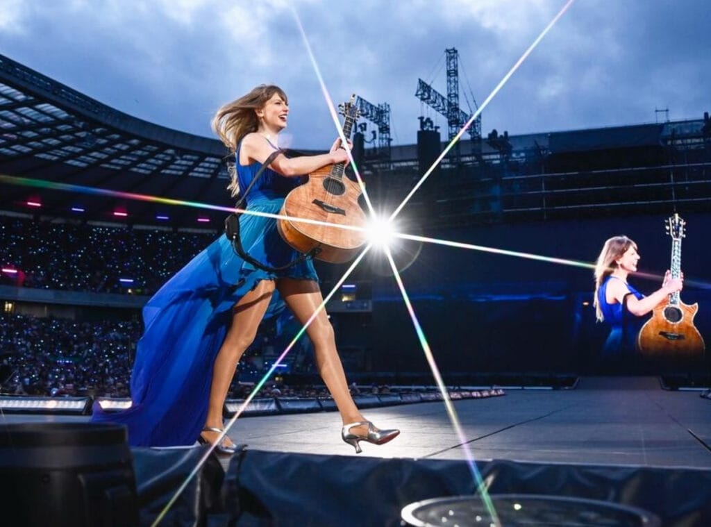 Taylor Swift è pronta a stregare Milano con la sua voce: due concerti incredibili per la cantante più famosa del mondo che alloggia sul Lago di Como con il suo amore Travis Kelce taylor swift indotto