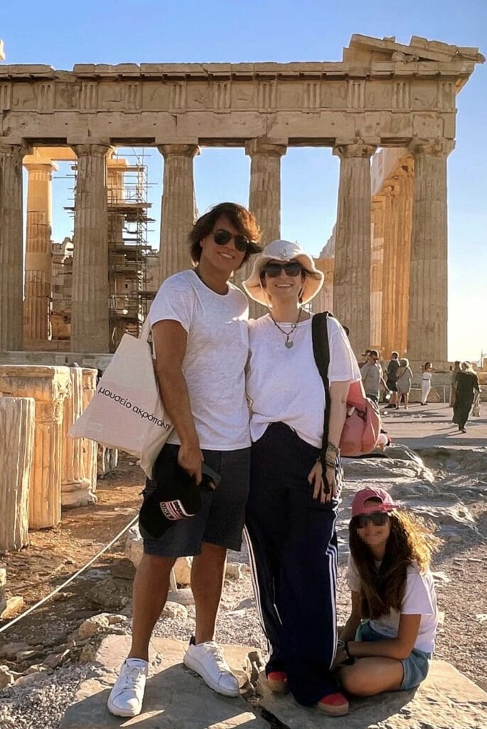 La vacanza in Grecia di Laura Pausini, Paolo Carta e la figlia Paola. A quasi 20 anni dal primo bacio la coppia è ancora travolta dalla passione, dopo tanti rinvii e un matrimonio segretissimo laura, paolo e paola, sorrisi e relax. la bimba ha compiuto 11 anni e segue sempre la famiglia, tra concerti e vacanze