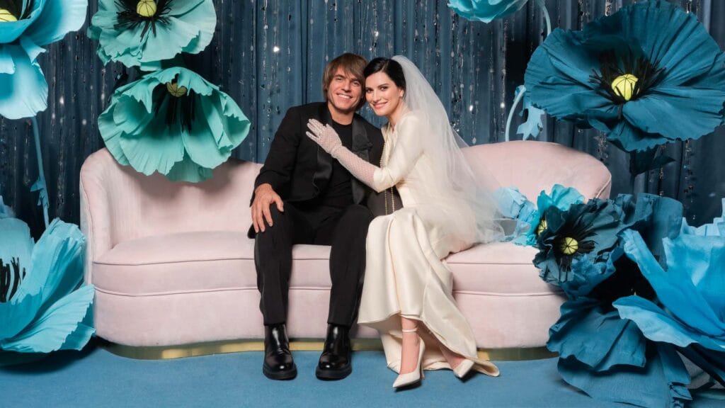 La vacanza in Grecia di Laura Pausini, Paolo Carta e la figlia Paola. A quasi 20 anni dal primo bacio la coppia è ancora travolta dalla passione, dopo tanti rinvii e un matrimonio segretissimo laura pausini e il compagno paolo carta sono convolati a nozze mercoledì 22 marzo del 2023. l'annuncio è arrivato solo via social