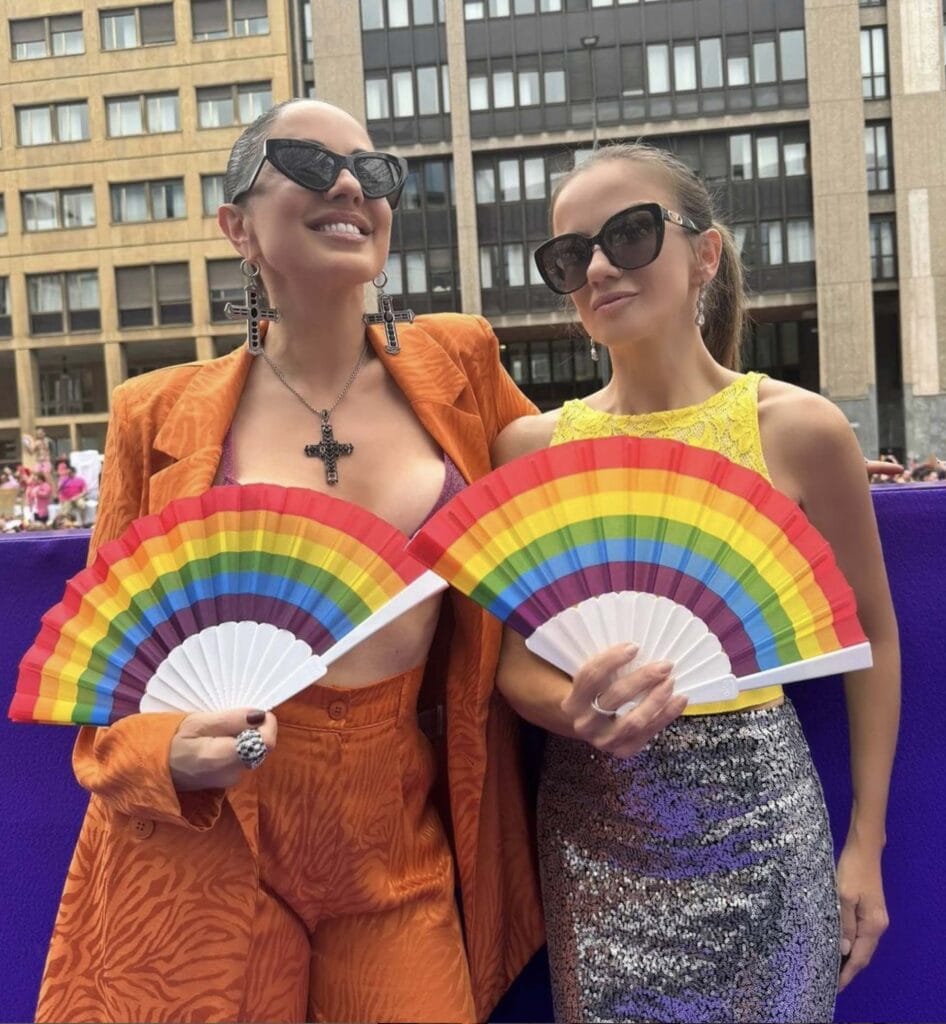 Paola Iezzi racconta la crisi durata 10 anni che l'ha divisa dalla sorella: «Chiara aveva deciso la separazione e io l’ho subita, ma dopo tanto tempo siamo riuscite a rimettere insieme i cocci e tornare ad essere Paola & Chiara» paola e chiara iezzi sono nata a milano e chiara è più grande di un anno della sorella