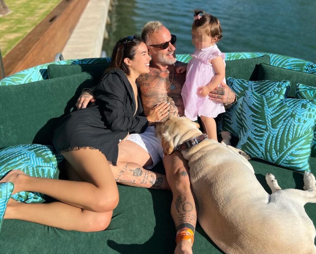 Papà Gianluca Vacchi è un uomo felice con la compagna Sharon Fonseca. Ma la gioia più grande è veder crescere la figlia Blu Jerusalema e sognare che un giorno lei possa dire di avere un grande papà vacchi fonseca gordo