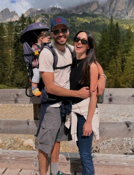 aurora e goffredo insieme a baby cesare passeggiate risate e giornate con la loro splendida famiglia allargata