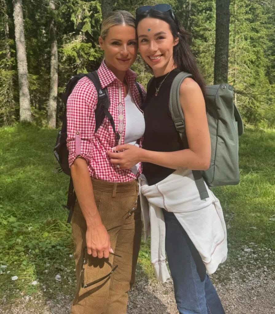 aurora ramazzotti e michelle hunziker insieme in montagna, con tutta la famiglia allargata