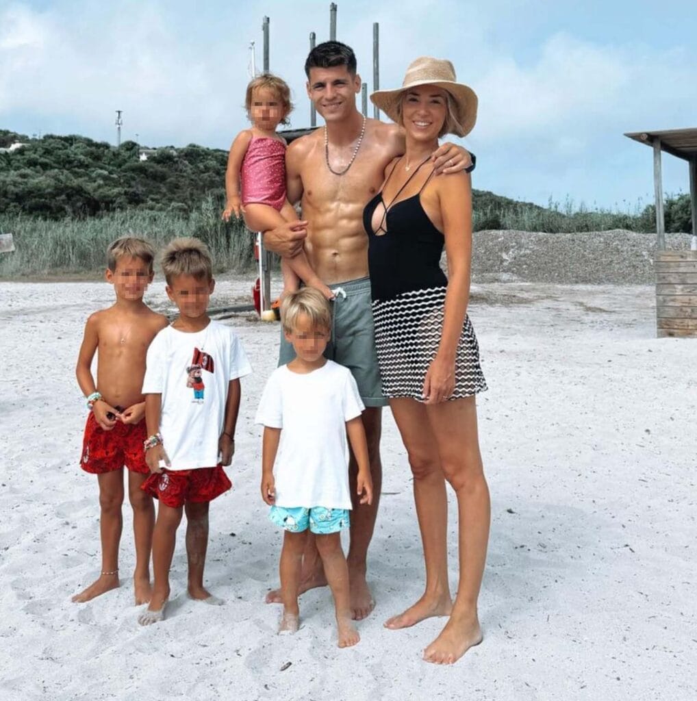 Dopo 8 anni Alvaro Morata e Alice Campello si sono detti addio: «arriva il momento in cui si accumulano molte incomprensioni e le cose poco a poco si rovinano ed esplodono». Ma precisano, «non ci sono terzi» la coppia ha 4 figli i gemelli leonardo e alessandro nati nel 2018, edoardo arrivato nel 2020 e bella solo un anno fa